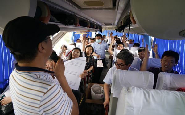 在车上进行党史有奖知识竞赛抢答.jpg 在车上进行党史有奖知识竞赛抢答.jpg