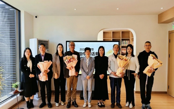 区律协 重阳 献花.jpg 区律协 重阳 献花.jpg