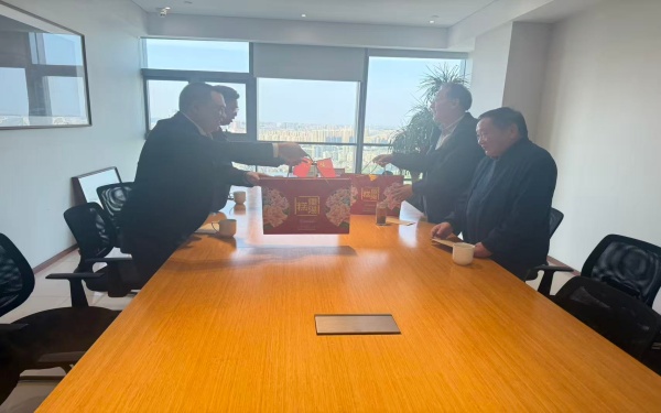 鸿发国际 重阳慰问.jpg